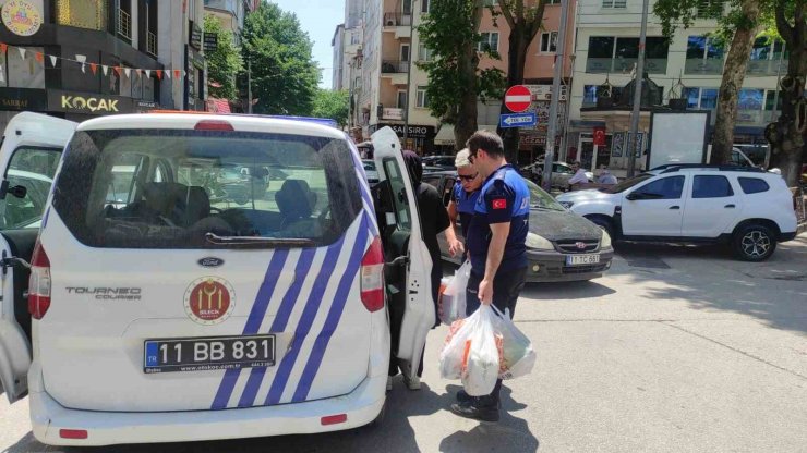 Vatandaşların duyguları ile oynadı, topladığı paralarla aldığı malzemelerle taksi beklerken yakalandı