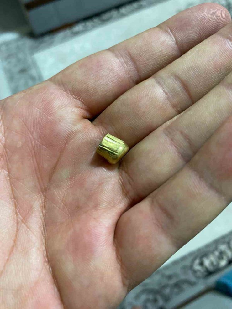 Magandanın silahından çıkan mermi pencereyi delip içeri girdi