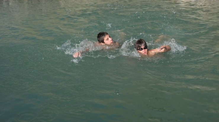 Erzincan’da çocuklar hem serinliyor hem de eğleniyor!