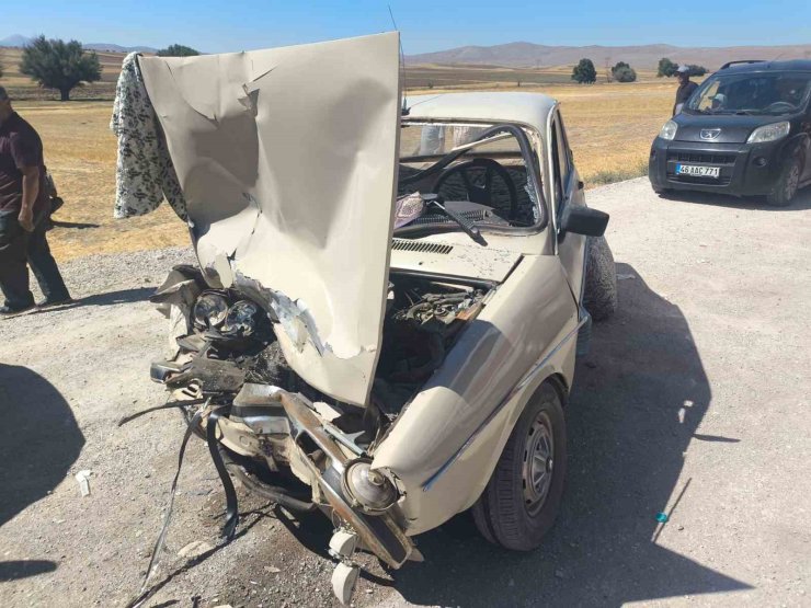 Kamyonet ile otomobil çarpıştı: 2 yaralı