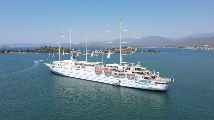 Mega yelkenli yolcu gemisi "Club Med 2" Fethiye’de