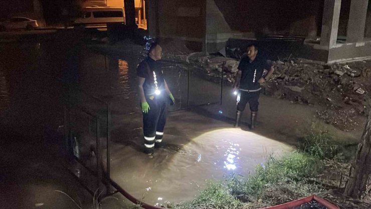 Sivas’ta ana hat su borusu patladı, belediye ekipleri müdahale etti