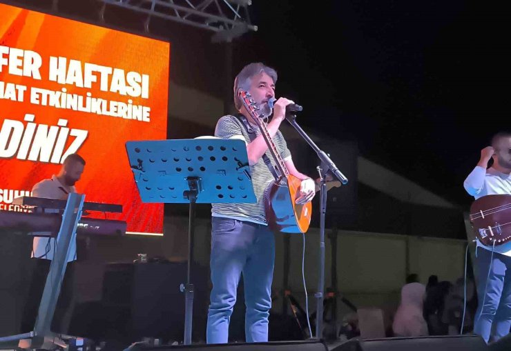 Zafer Şenlikleri’nde Ali Kınık konseri