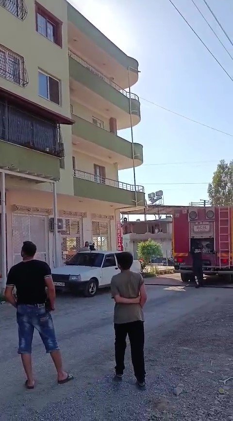 Hatay’da 4 katlı binada yangın