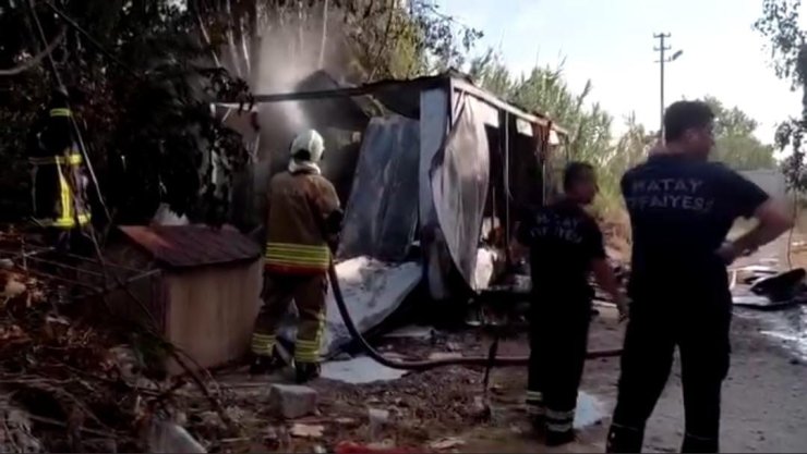 Samandağ’da çıkan yangında konteyner kullanılamaz hale geldi