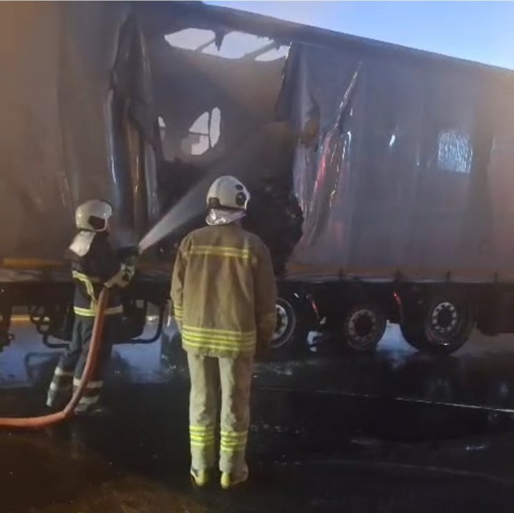 Mardin’de seyir halindeki tır alev aldı