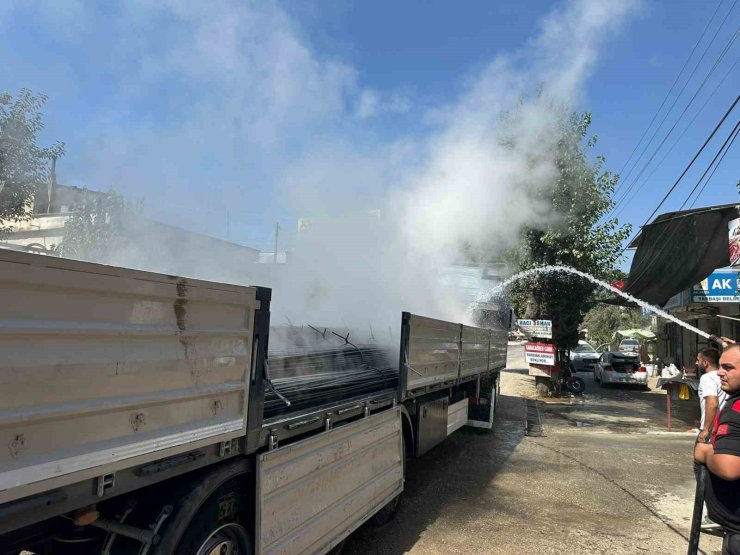 Osmaniye’de demir yüklü tırda çıkan yangın söndürüldü