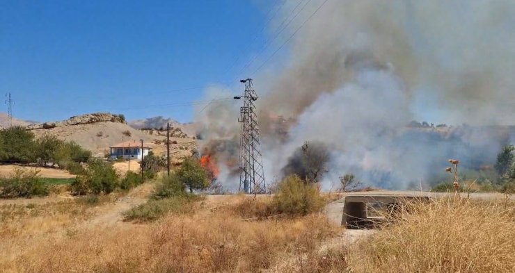 Elektrik direğindeki patlama yangına neden oldu