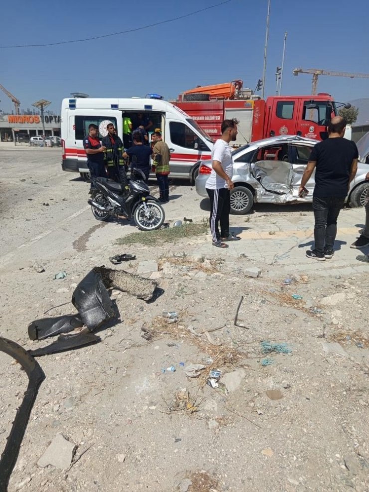 Antakya’da trafik kazası : 2 yaralı