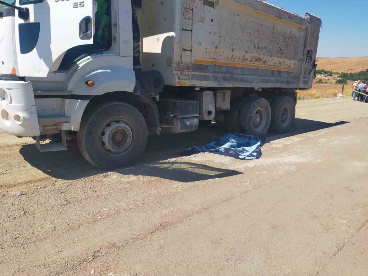 Geri manevra yapan kamyonun altında kalan işçi öldü