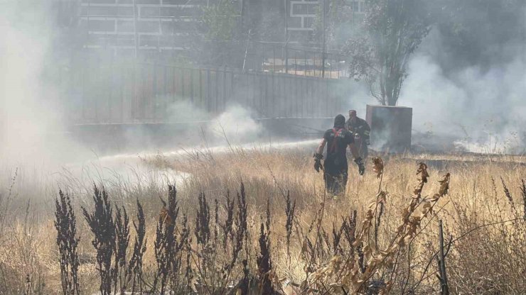 Otluk arazide çıkan yangın büyümeden söndürüldü