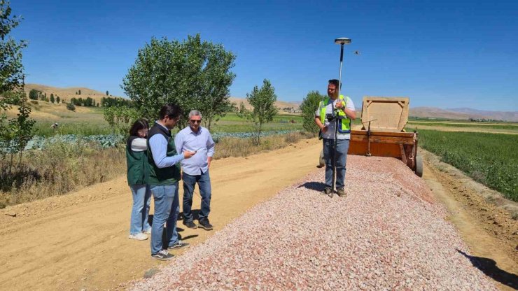 Demirözü’nde tarla içi yol yapım çalışmaları devam ediyor