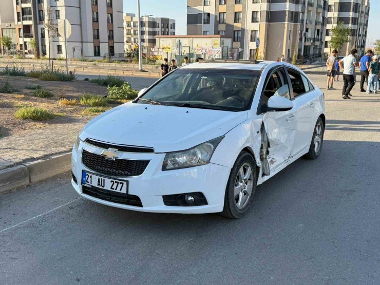 Diyarbakır’da iki araç çarpıştı