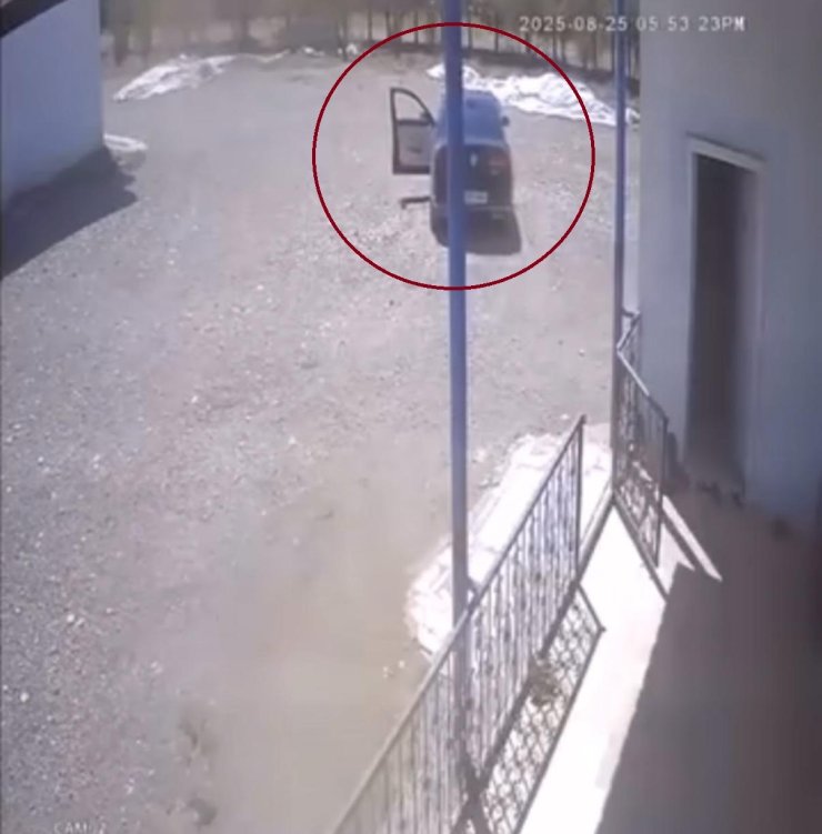 Diyarbakır’da el freni çekilmeyen otomobilin duvara çarptığı anlar kameraya yansıdı