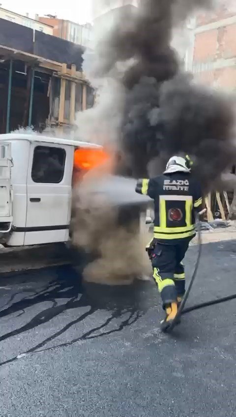 Elazığ’da park halindeki pikap yandı