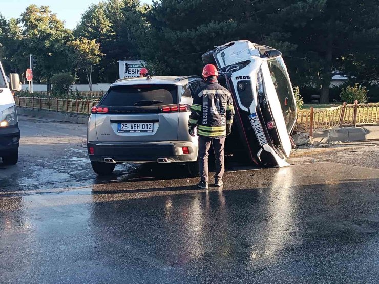 Erzurum’da araçlar yan yattı