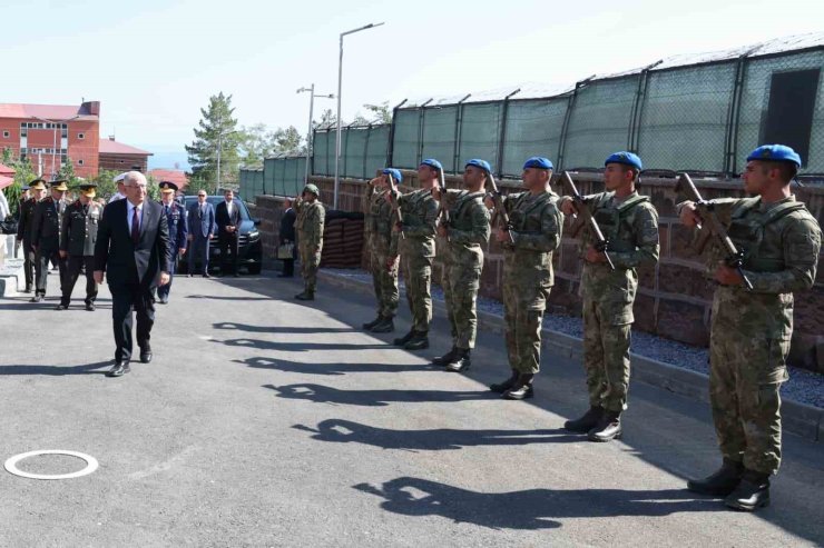 Bakan Güler, Bitlis Ahlat Komando Tabur Komutanlığını ziyaret etti