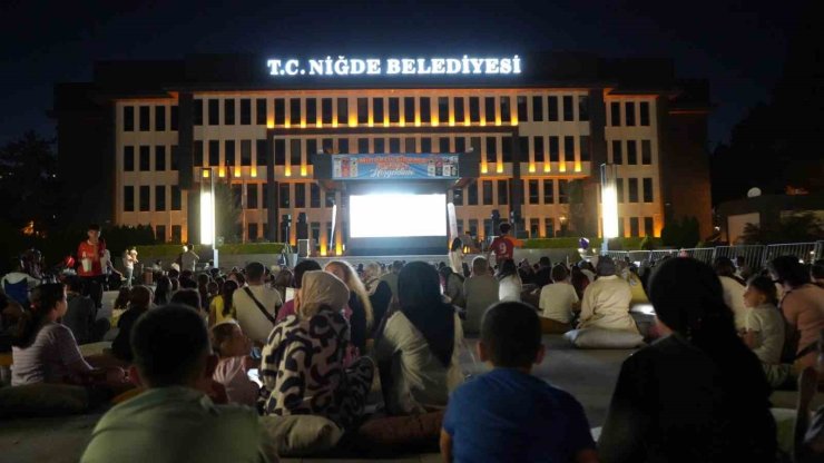 Niğde’de minderli sinema günleri büyük katılımla tamamlandı
