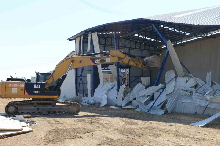 Akçalar’da 2 kaçak yapı yıkıldı