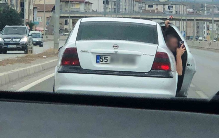 Samsun’da trafikte tehlikeli yarış: Kapıyı açıp video çektiler
