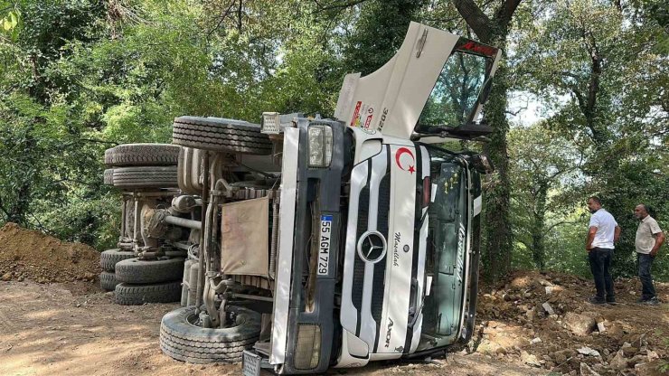 Samsun’da hafriyat kamyonu devrildi: 1 yaralı