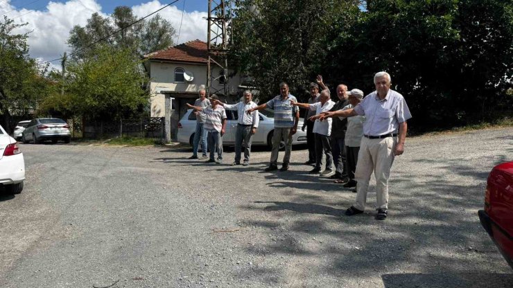 Muhtar ve köylünün yol çilesi