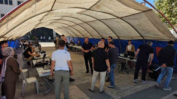 Deprem sonrası belediye hizmetlerini çadırda sürdürüyor