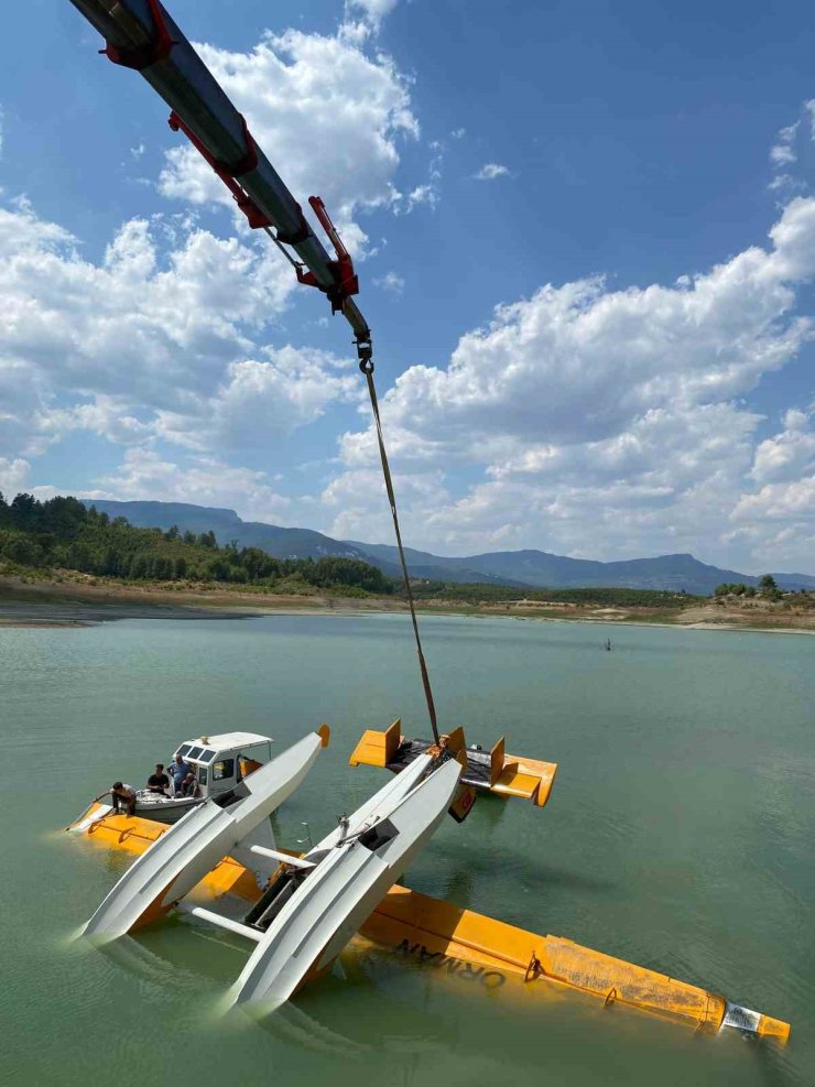 Burdur’da kırıma uğrayan eğitim uçağı vinç yardımıyla çıkarıldı