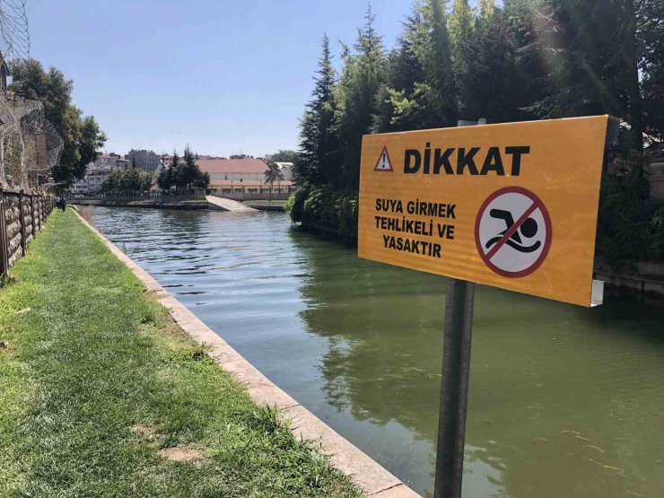 Serinlemek için Porsuk Çayı’na girdi, zabıta ekipleri tarafından çıkarıldı