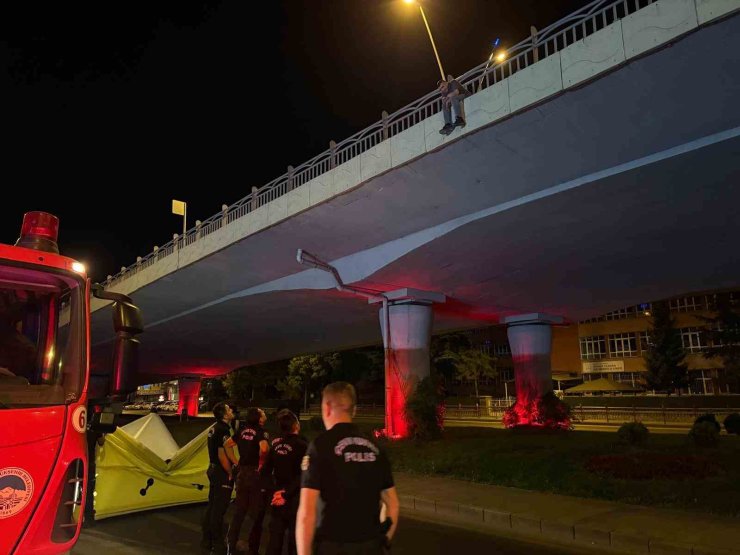 Köprüden atlamak isteyen şahsı polis ikna etti