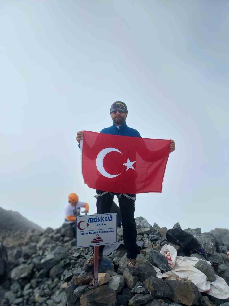 Eskişehir AFAD personeli Verçenik Dağı zirvesine ulaştı