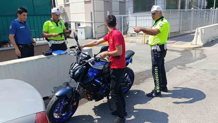 Motosikletle akrobatik hareketler yapıp sosyal medyasından paylaştı, ceza üstüne ceza yedi