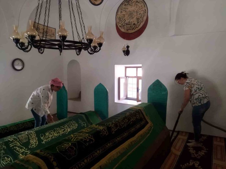 Karacasu’daki türbeler temizlendi