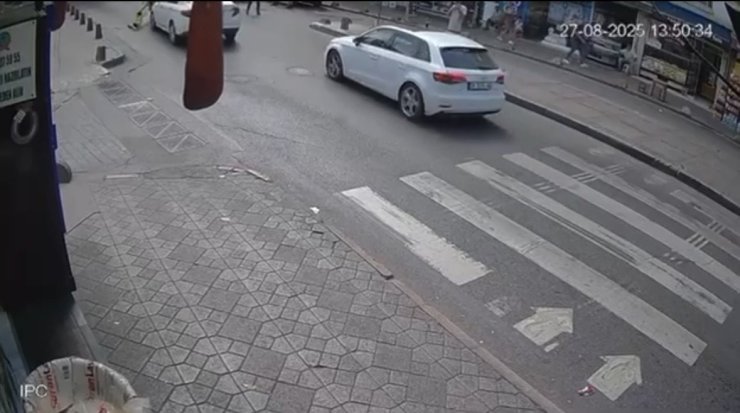 Beyoğlu’nda otomobilin dede ve torununa çarptığı kaza kamerada