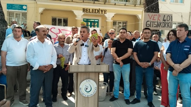 Çal’da ’yılan’, ’yılan besleyici’ tartışması