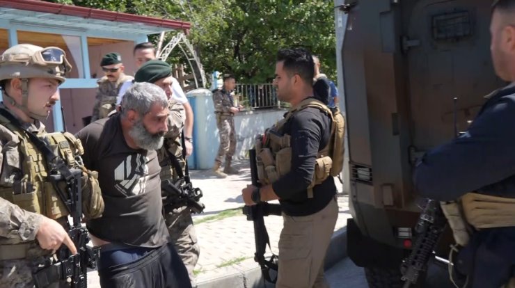 Erzincan’da 1 kişiyi öldürüp 1 kişiyi yaralayan şahıs özel harekât operasyonuyla evde yakalandı