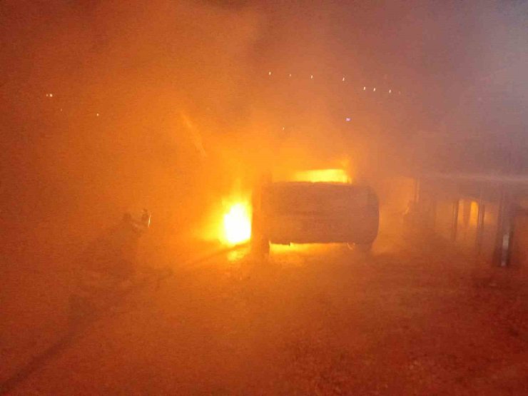 Hatay’da 2 farklı noktada çıkan yangında 2 araç yandı