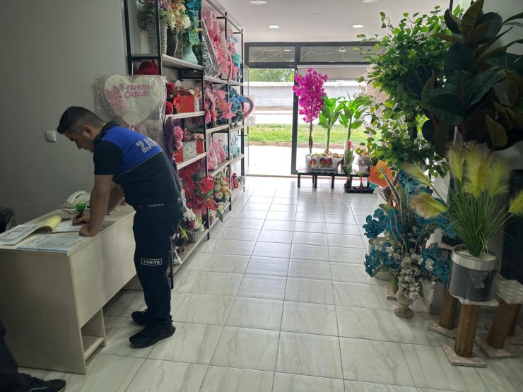 İnegöl’de zabıta çiçekçileri mercek altına aldı