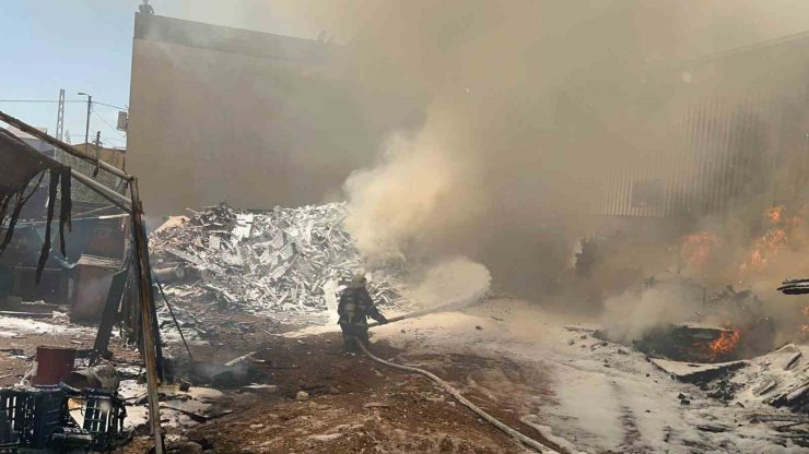 Kahramanmaraş’ta ahşap palet üretim tesisi yangını