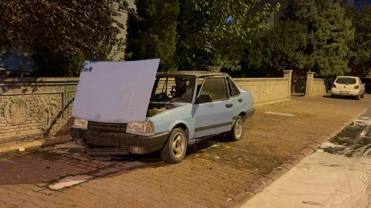 Park halindeki otomobil alev aldı