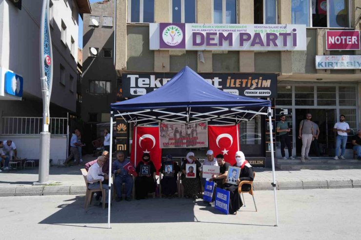 Muş’ta ailelerin evlat nöbeti sürüyor