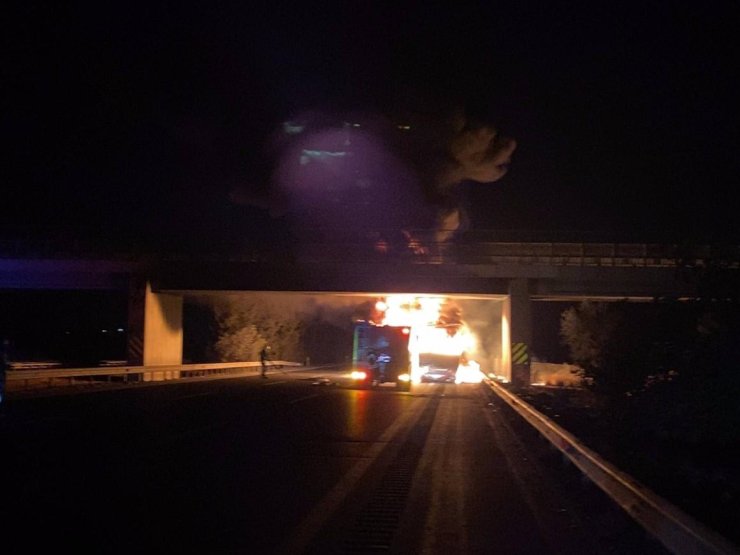 Lastik yüklü tır alev alev yandı