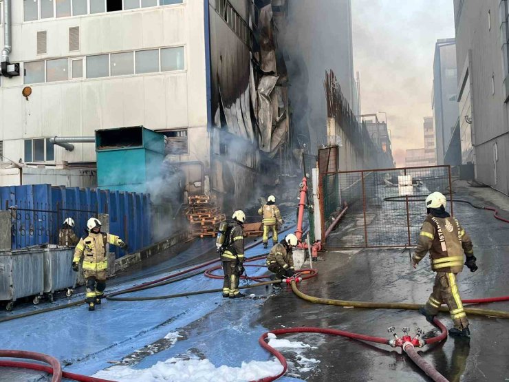 Arnavutköy’de 3 katlı fabrikada yangın