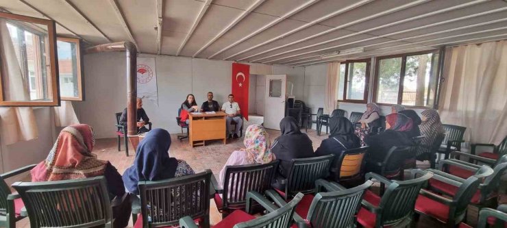 Aslanapa’da üreticilere çilek üretimi ile ilgili eğitim verildi