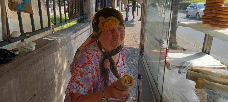 Mensure Teyze’nin çalışma azmi görenleri şaşırtıyor