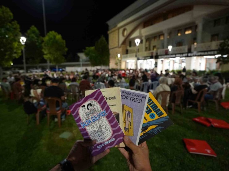 Kitapseverler sessiz okuma etkinliğinde bir araya geldi