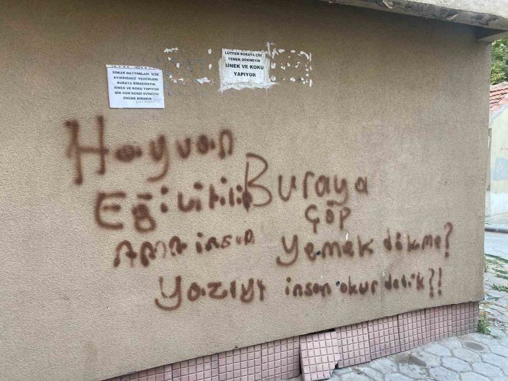 Binanın duvarına asılan ilginç notlar dikkat çekiyor