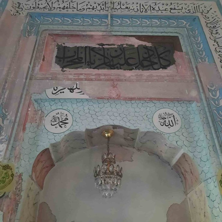 Bezzaz Cami dökülüyor