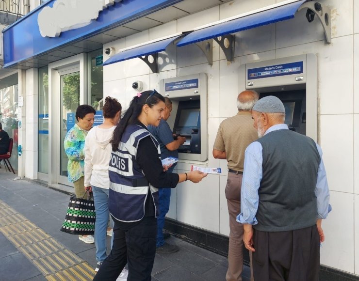 Polis vatandaşları dolandırıcılık ve hırsızlığa karşı bilgilendirdi