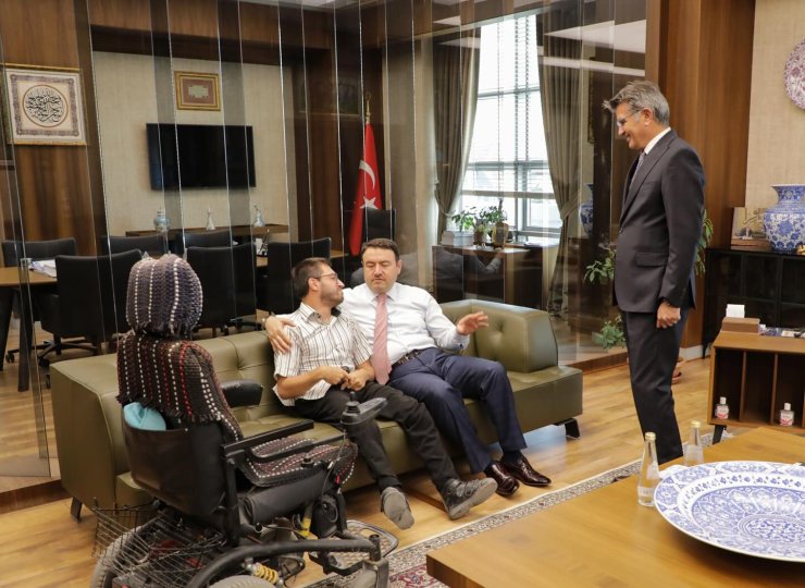 Vali Musa Işın, engelli vatandaşı makamında kabul etti